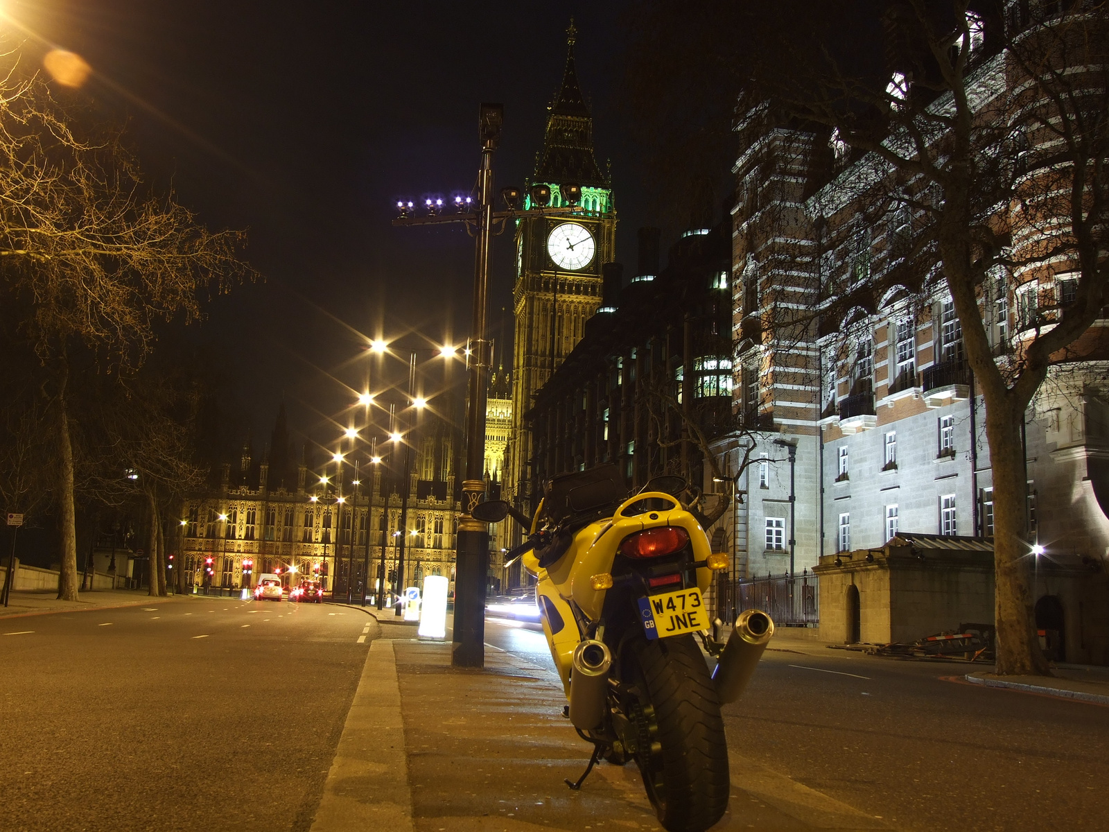 Motorral Londonban - Big Ben