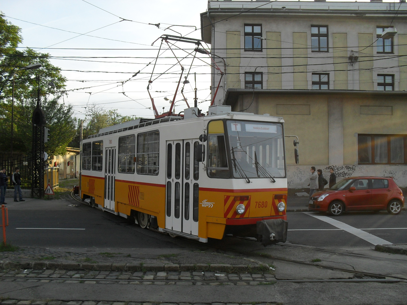 Ráadásul a tanulókocsi.