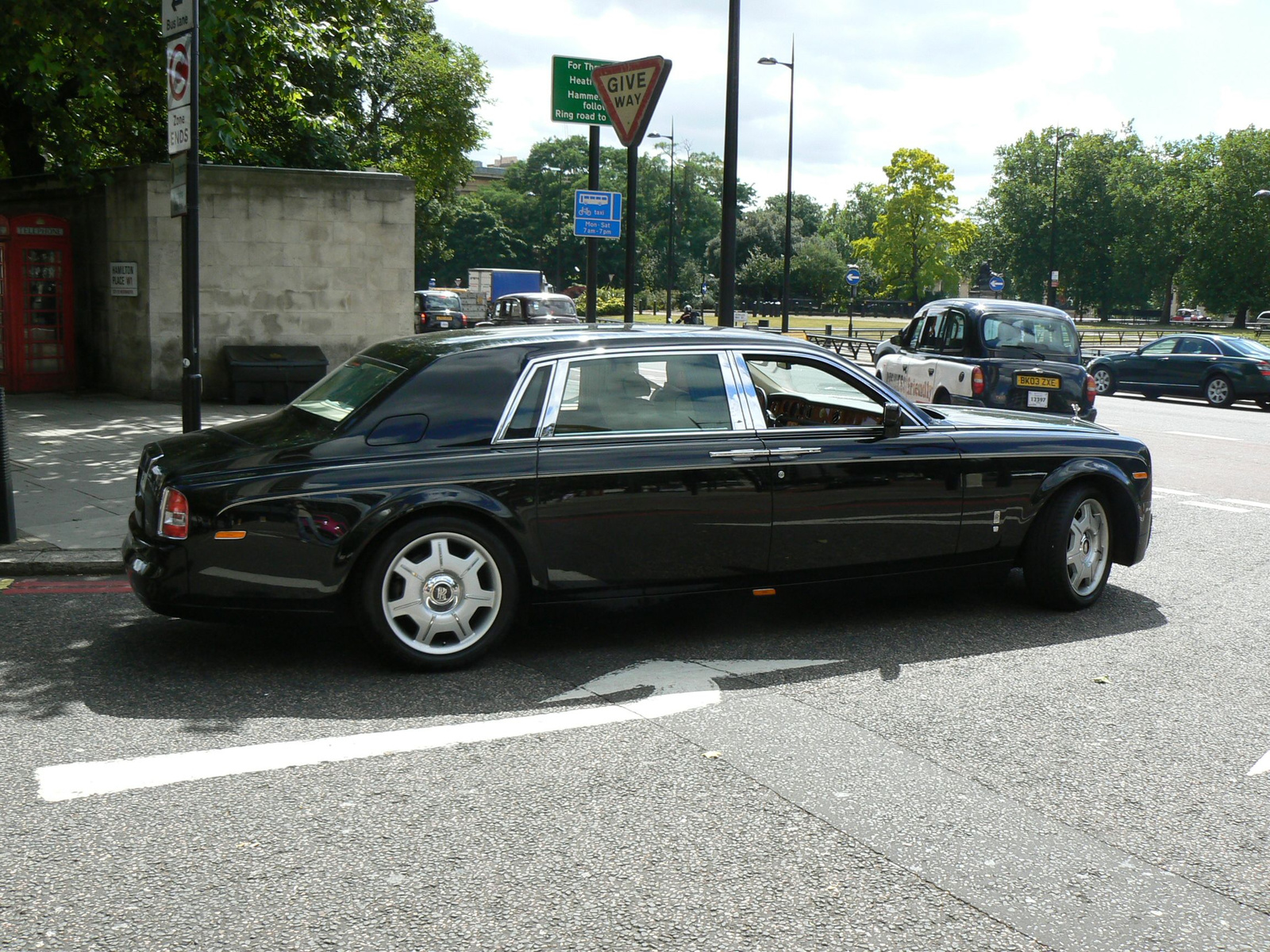 (3) Rolls-Royce Phantom EWB