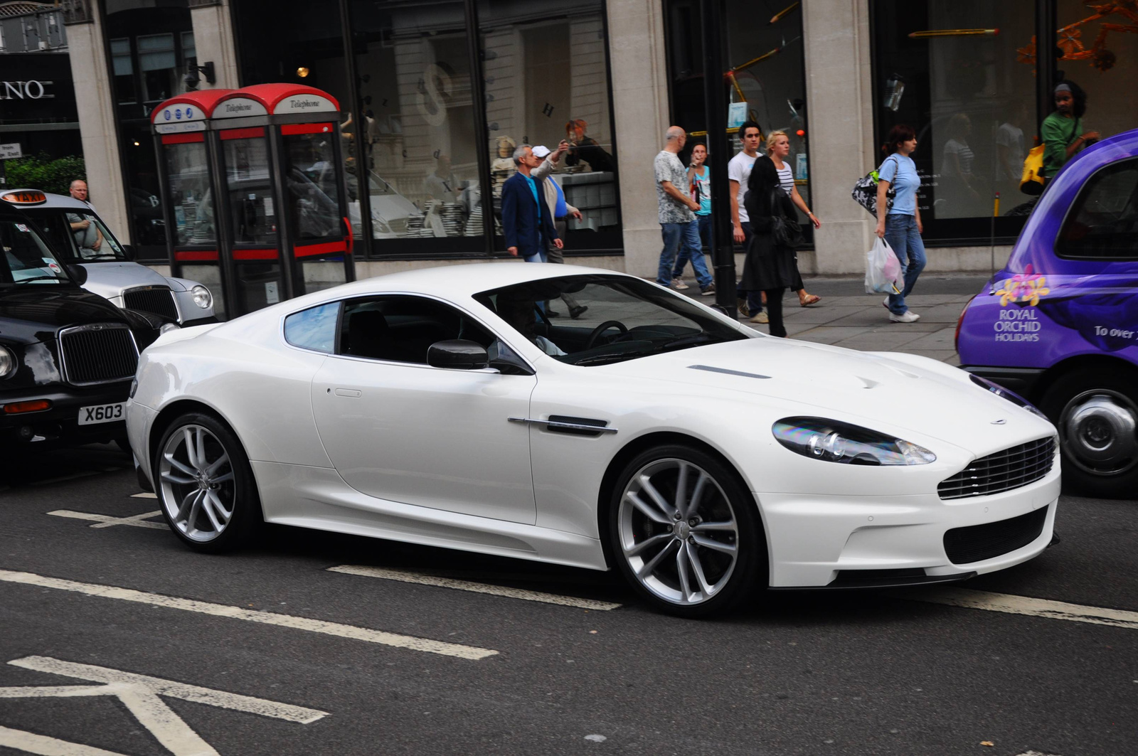 Aston Martin DBS