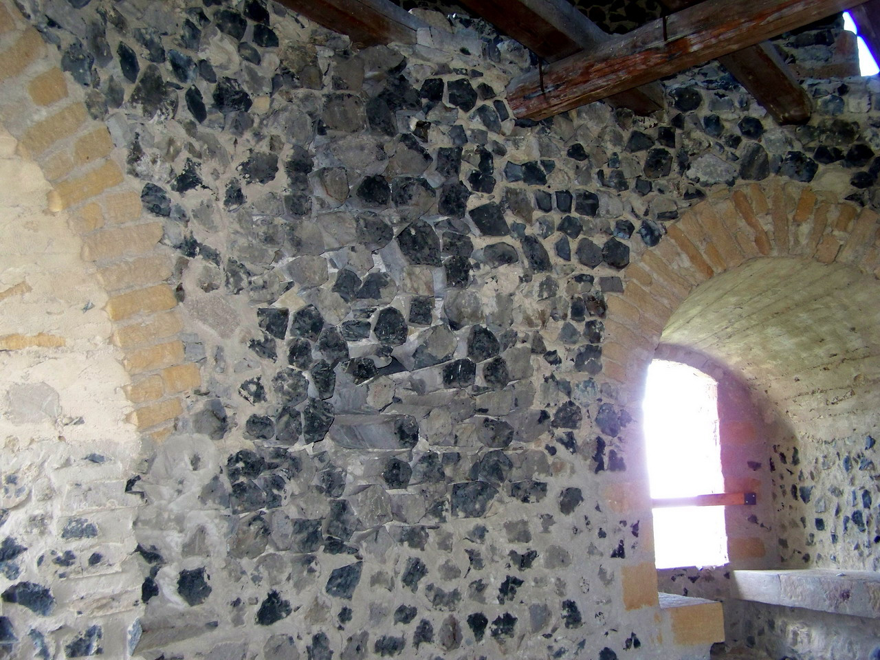 Somoskői vár, bazaltoszlopok a várfalban