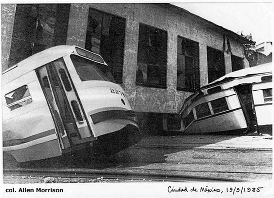 Összenyomott villamosok földrengés után Mexico 1985 (A.Morrison)