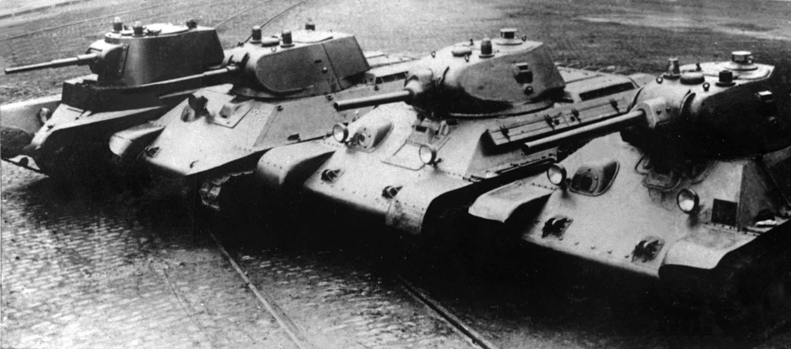 T-34 prototípusok BT-7 1935, A-20 1939, T-34-76 1940, T-34-76 19