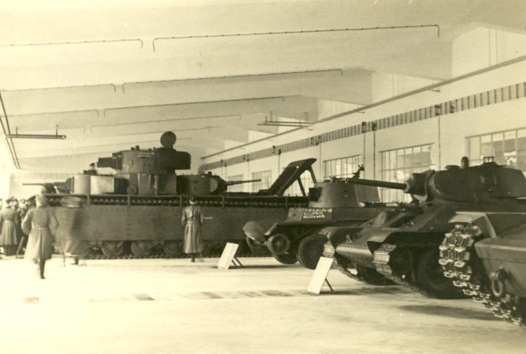 T-35 nehéz harckocsi T34-esek mellett
