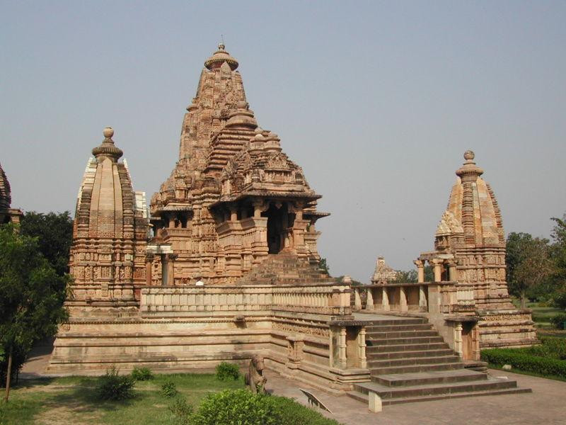 800px-Khajuraho-Lakshmana temple (Medium)