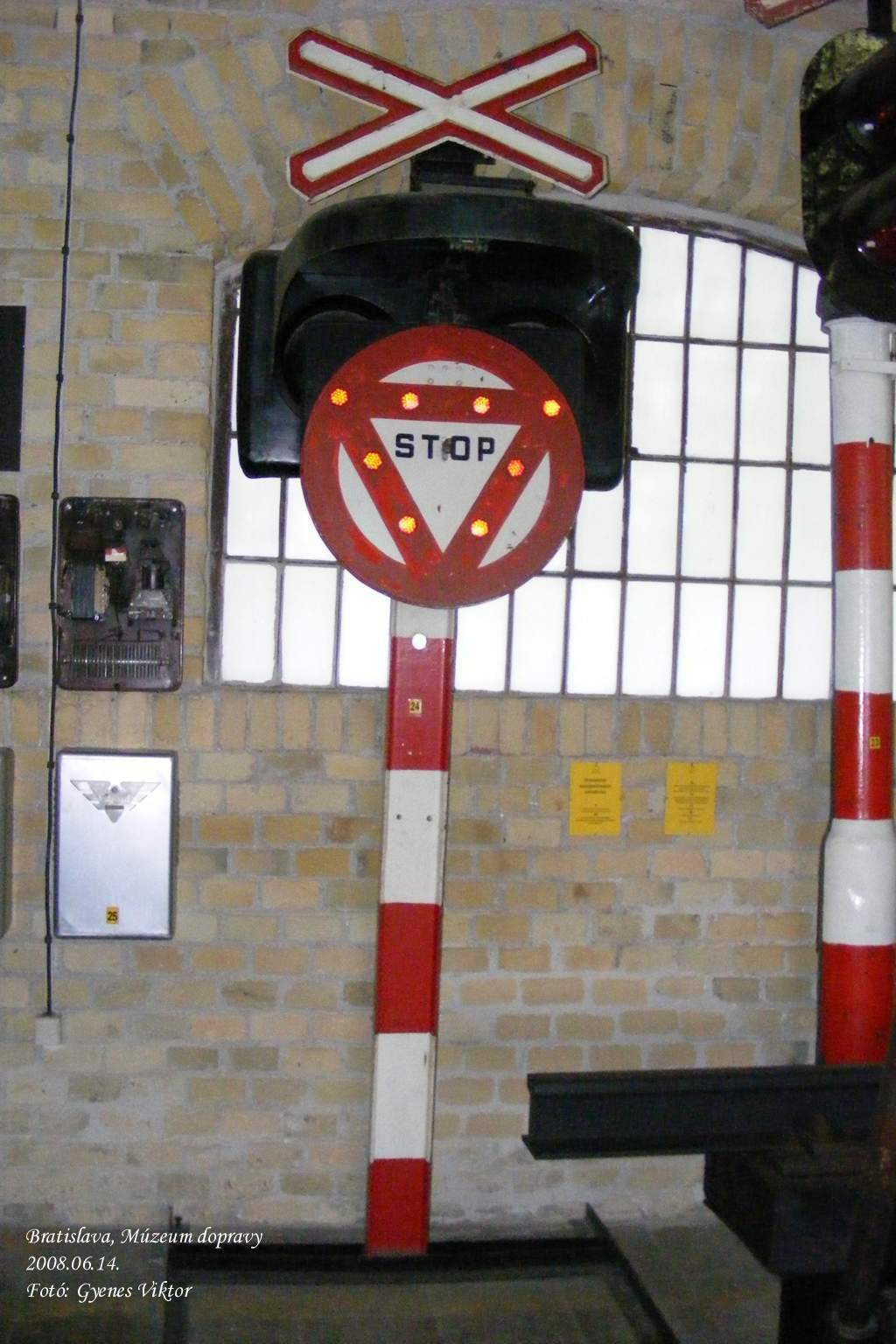 STOP-tábla vasúti átjáróban