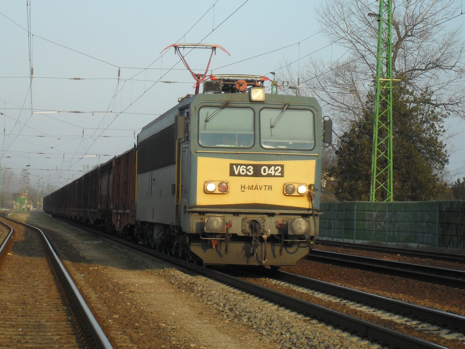 V63 042 Teherrel Üllőn